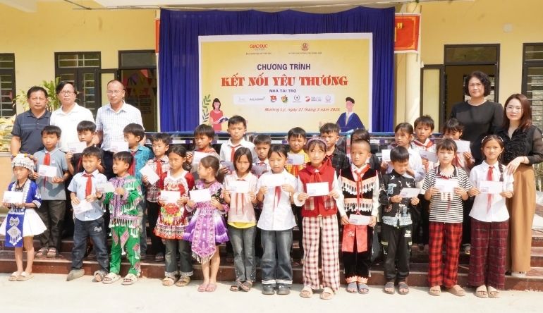 Trao 50 suất học bổng cho 50 em học sinh tại trường Tiểu học Mường Lý